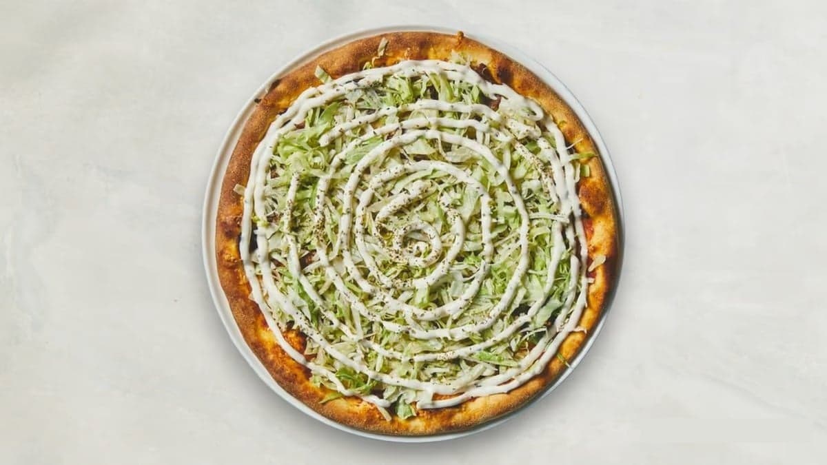 Husets pizza med kebab, salat og dressing