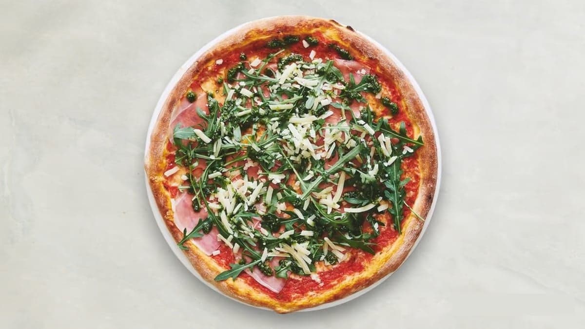 Parmapizza med rucola og parmesan